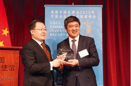 总商会会长徐辰（左）与前任会长袁宁
