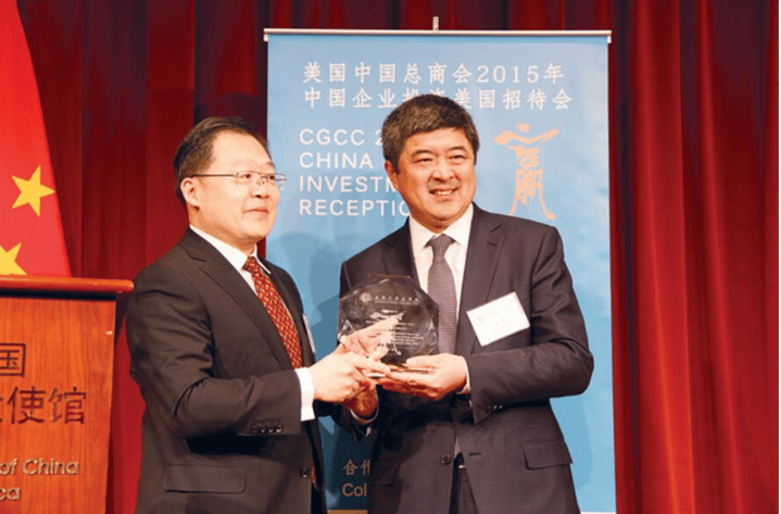 总商会会长徐辰（左）与前任会长袁宁