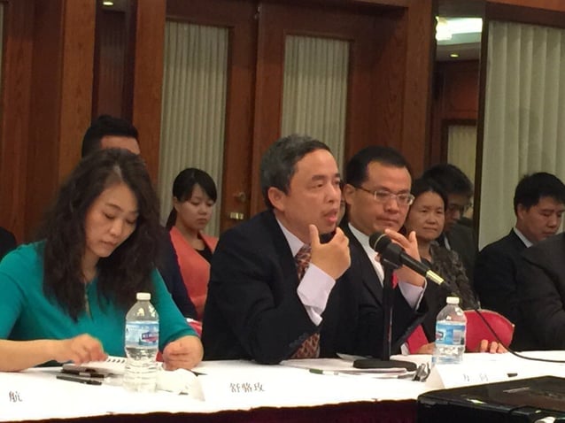 ￼图为万向北美公司总裁倪频在会上发表讲话